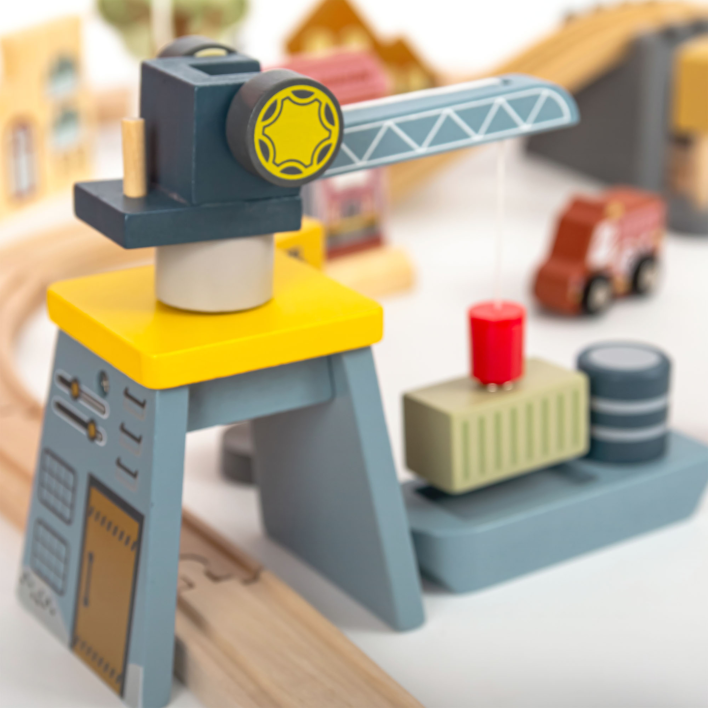 Træbane med elektrisk tog - flyttekran, skib, broer