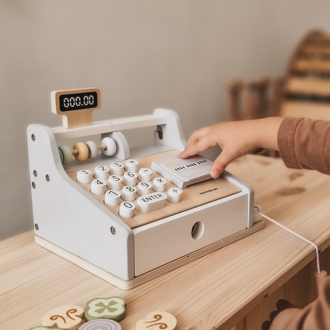 Kasseapparat i træ med tilbehør