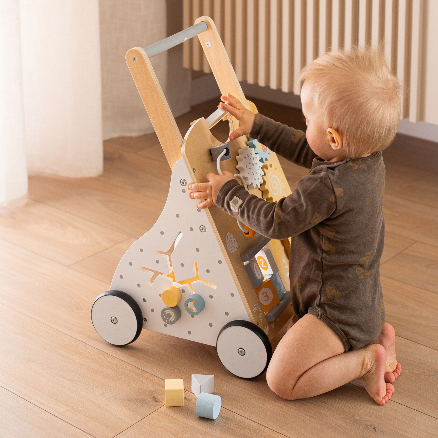 Pædagogisk gåvogn i træ 8i1 / babyskubber - manipulativ tavle