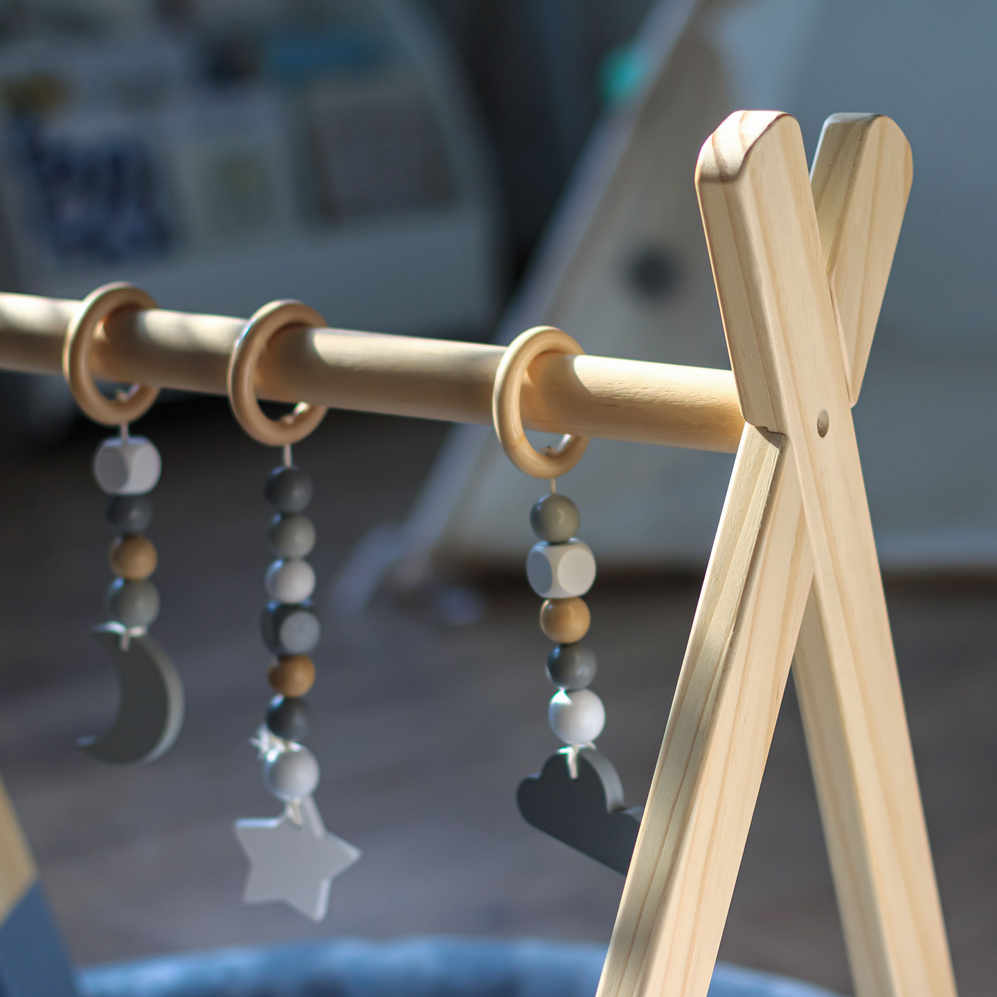 Baby Gym uddannelsesstativ i træ - farve grå