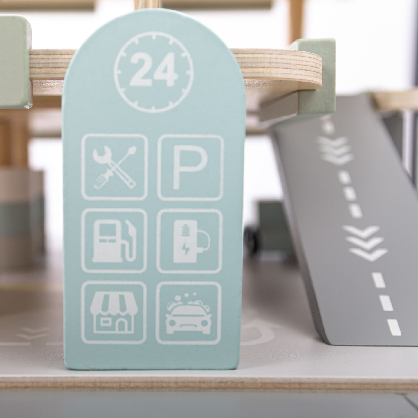 Trægarage i tre etager til børn med tilbehør – parkeringsplads, tankstation, bilvask, helikopter