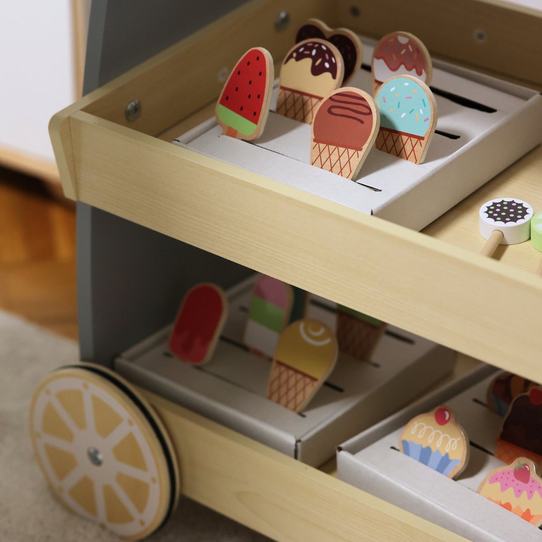 Isbar i træ på hjul - isvogn