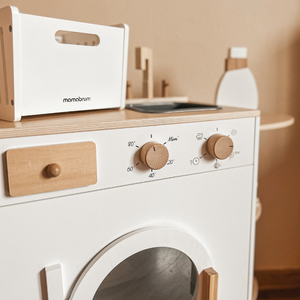 Vaskemaskine i træ med strygejern, kurv og vaskevæske