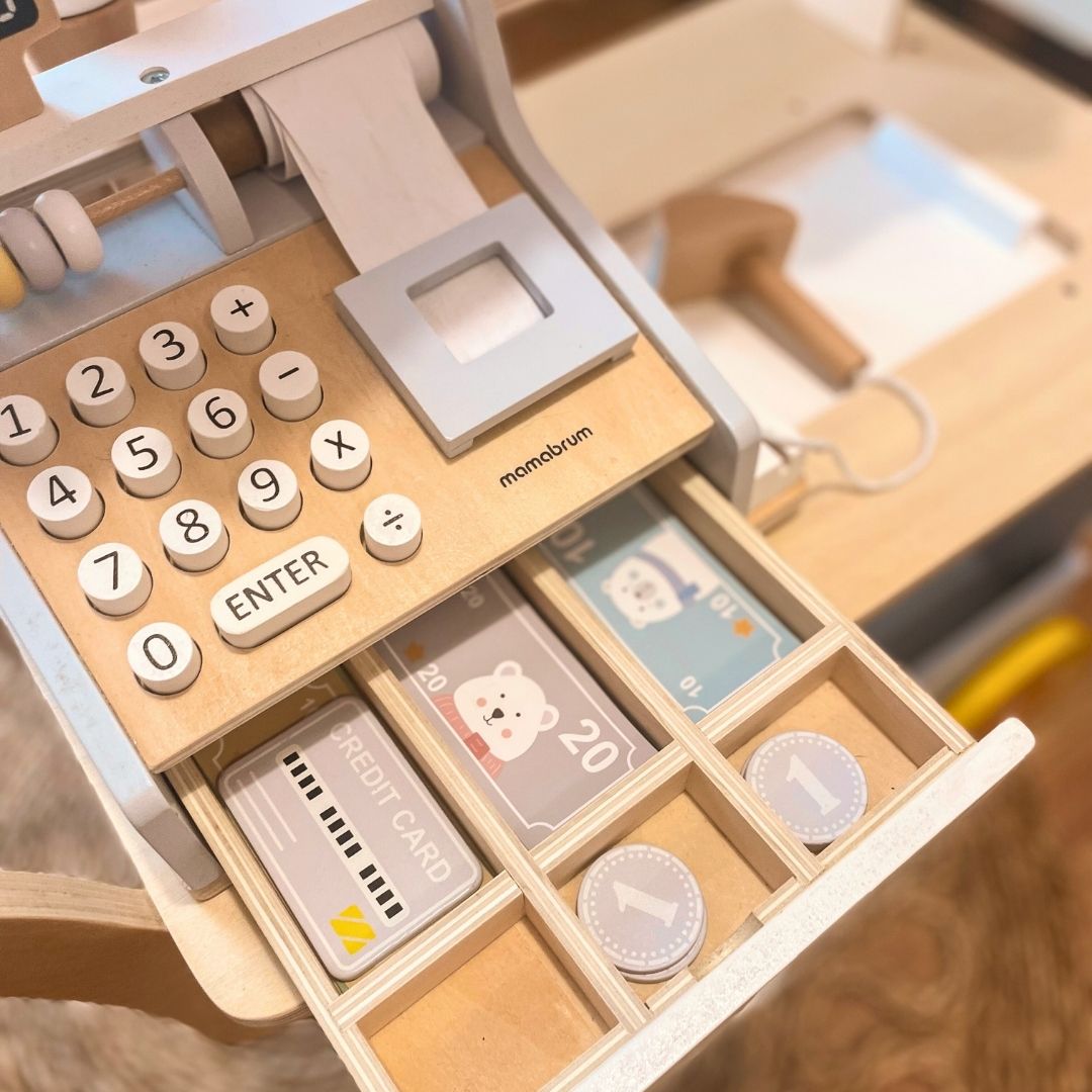 Kasseapparat i træ med tilbehør
