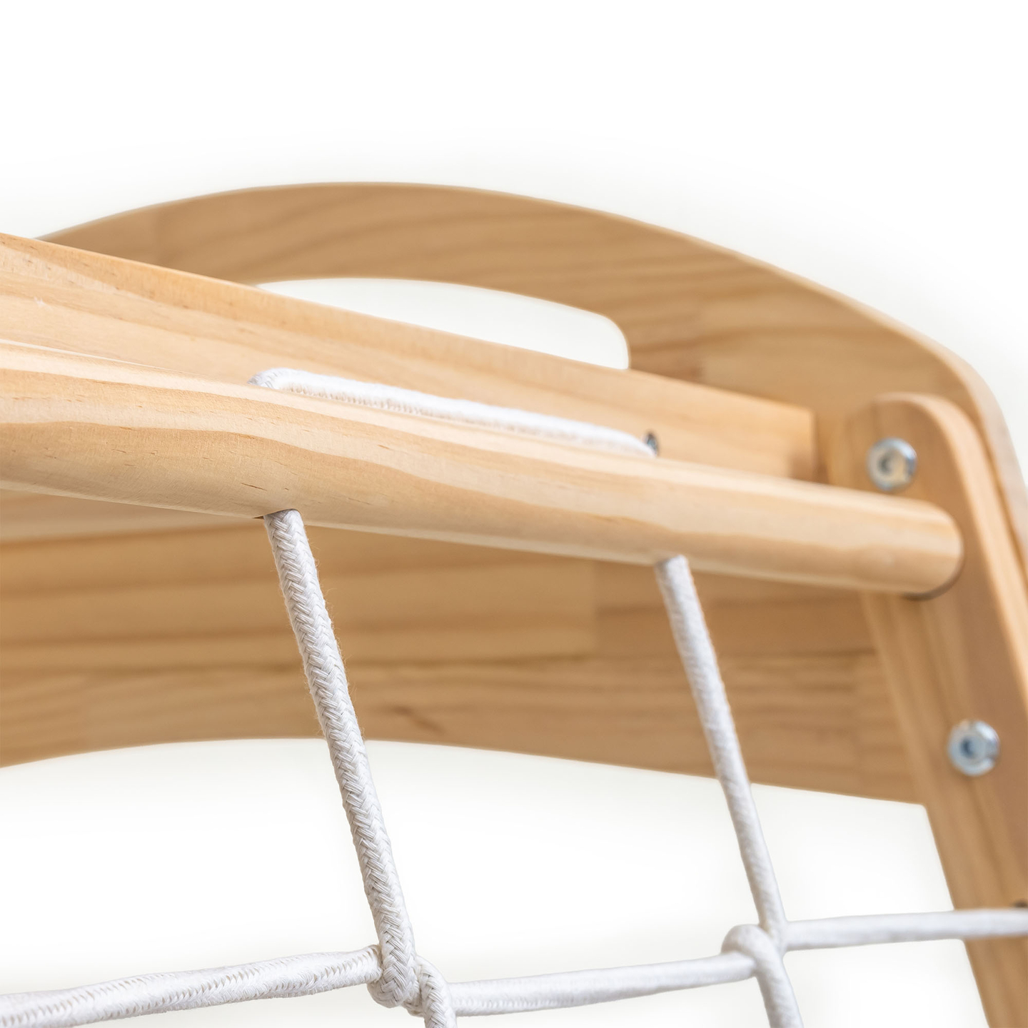 Indendørs legeplads i træ med gynge, gymnastikringe og klatrenet