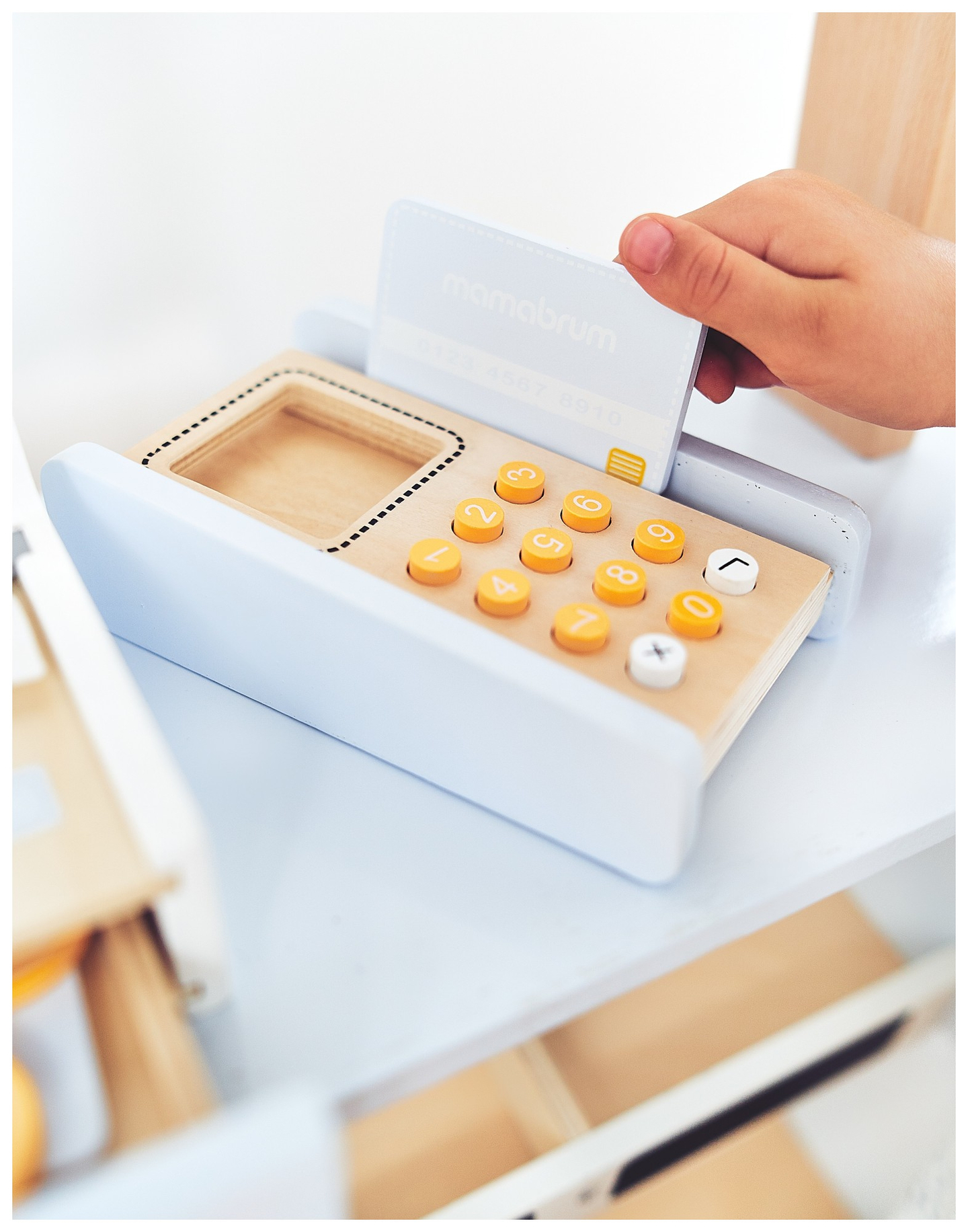 Grøntsagsbutik - træbod med kasser, kasseapparat og terminal