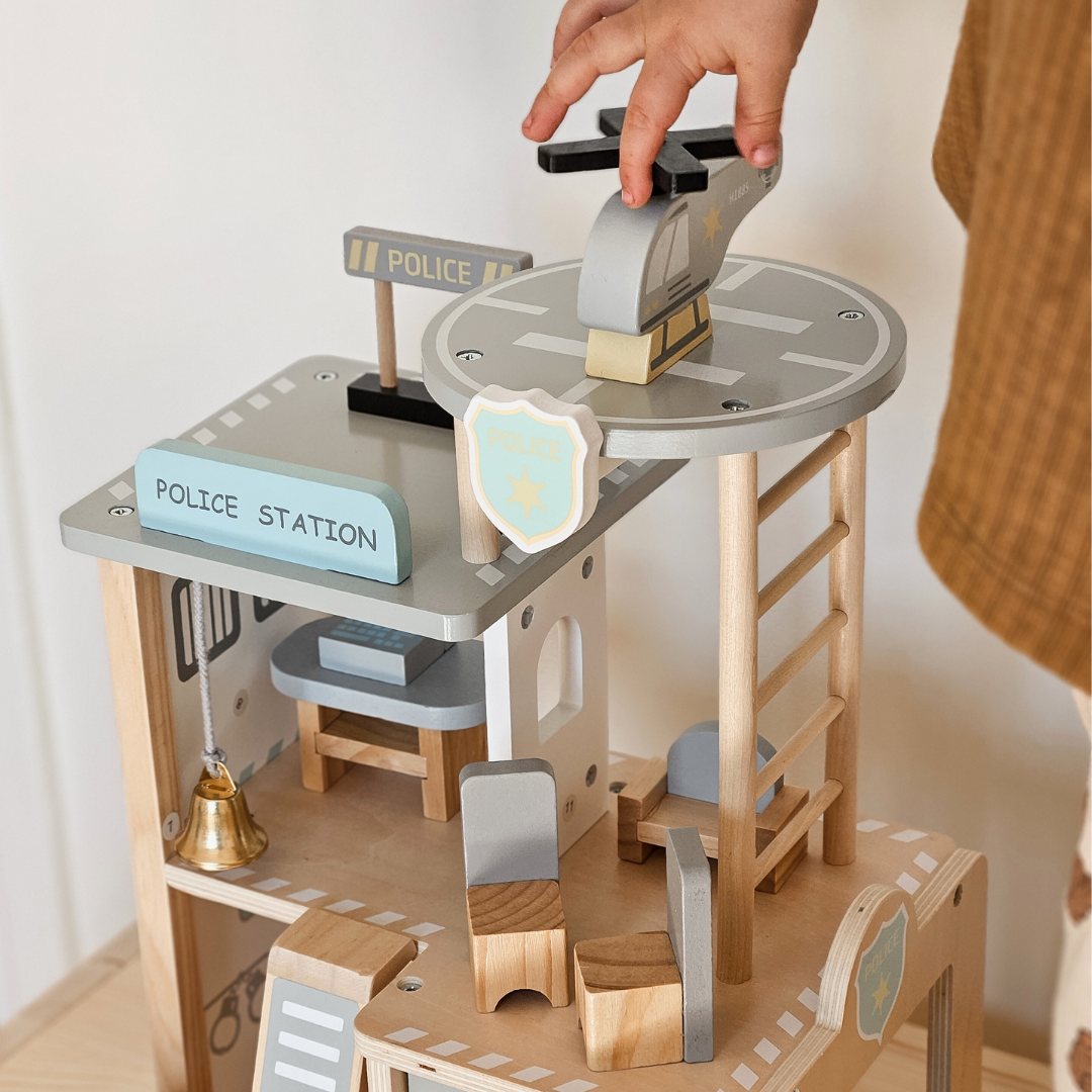 Politistation i træ med tilbehør