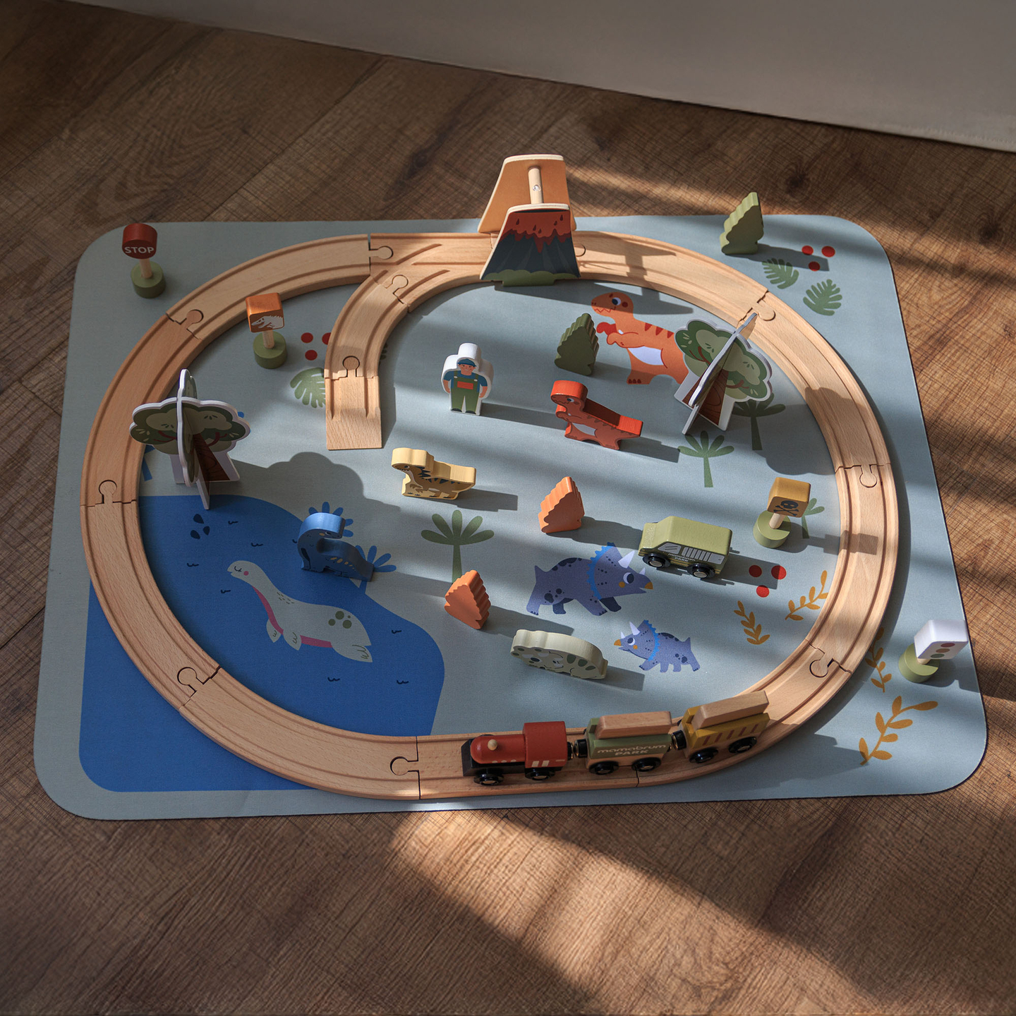 Dino Park trætog med skridsikker måtte - dinosaurer, tog, skinner, vulkan, klokke