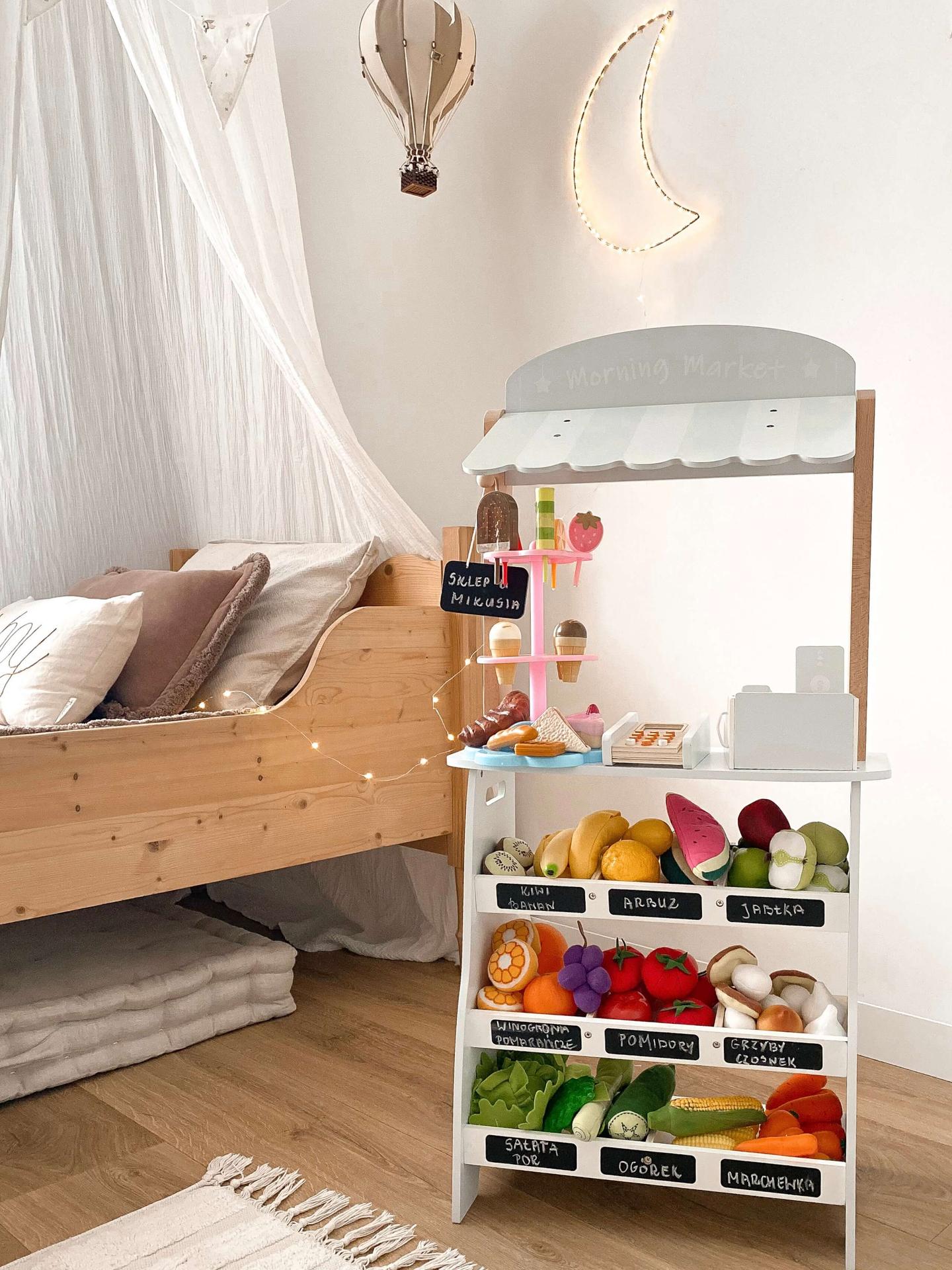 Grøntsagsbutik - træbod med kasser, kasseapparat og terminal