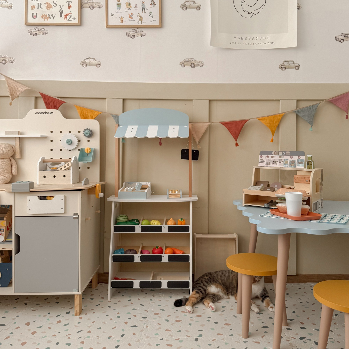 Grøntsagsbutik - træbod med kasser, kasseapparat og terminal