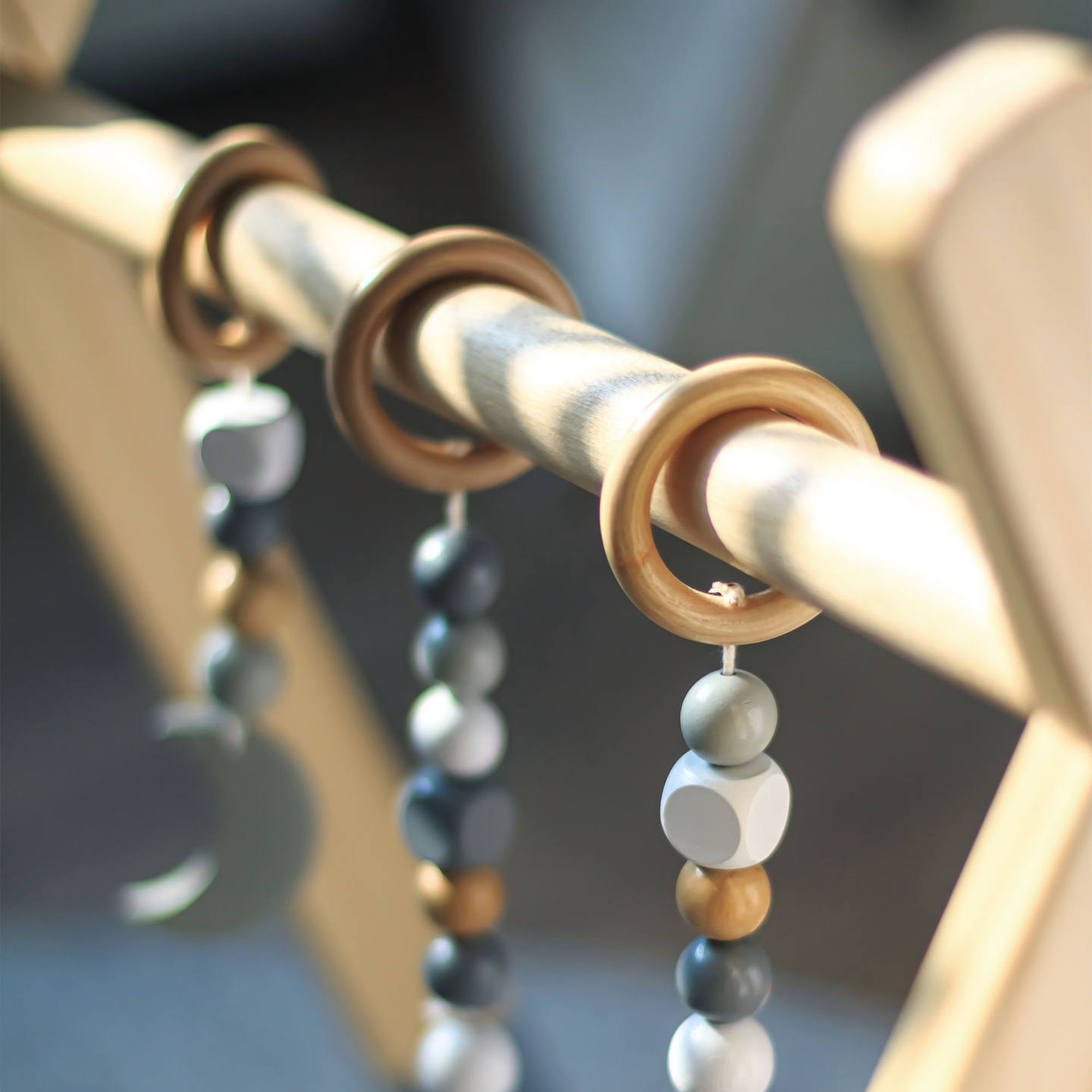 Baby Gym uddannelsesstativ i træ - farve grå