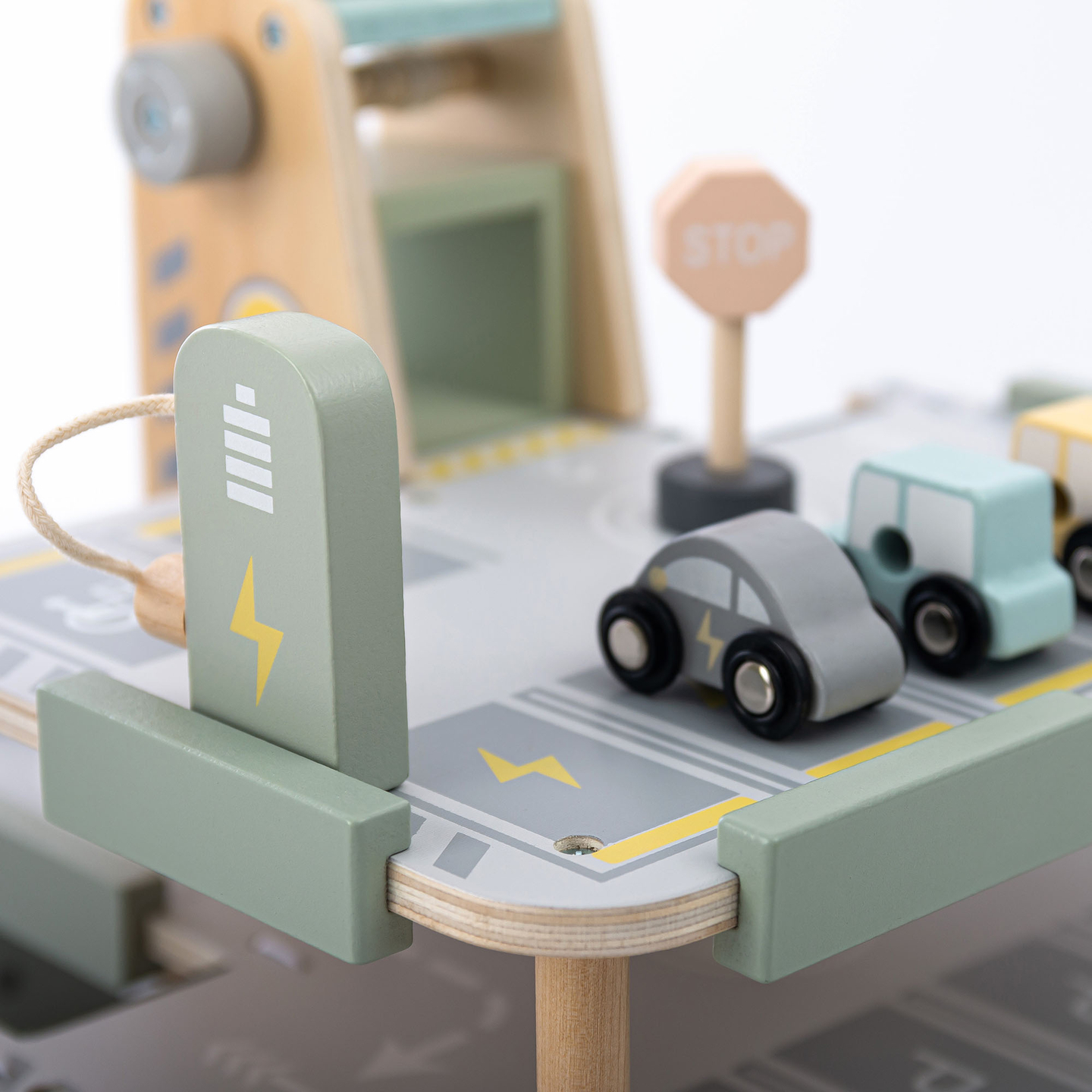 Trægarage i tre etager til børn med tilbehør – parkeringsplads, tankstation, bilvask, helikopter