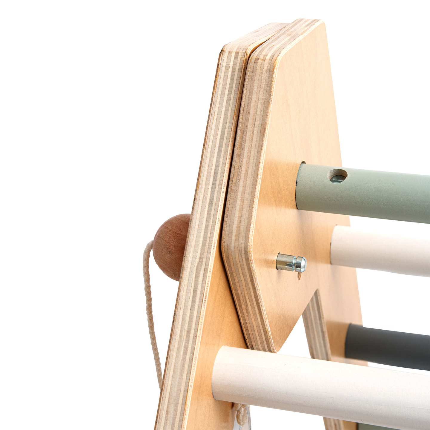 Indendørs trælegeplads til børn - klatrevæg, rutsjebane, klatrebue/vippe og Piklers trekant