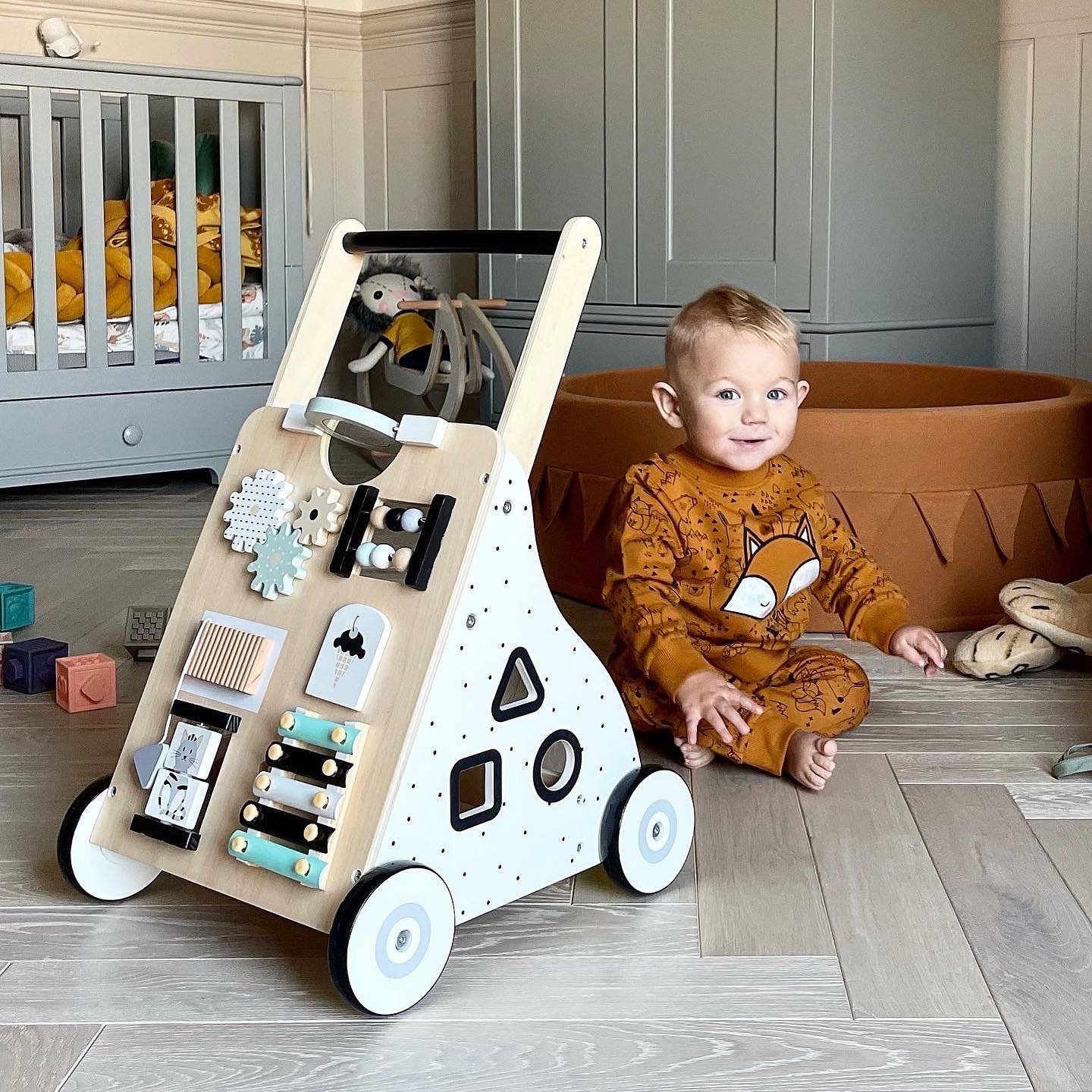 Træ, pædagogisk babywalker / klapvogn - manipulerende bræt