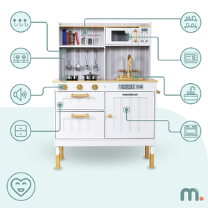 Hvidt køkken i træ med tilbehør og forklæde