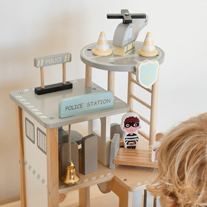 Politistation i træ med tilbehør