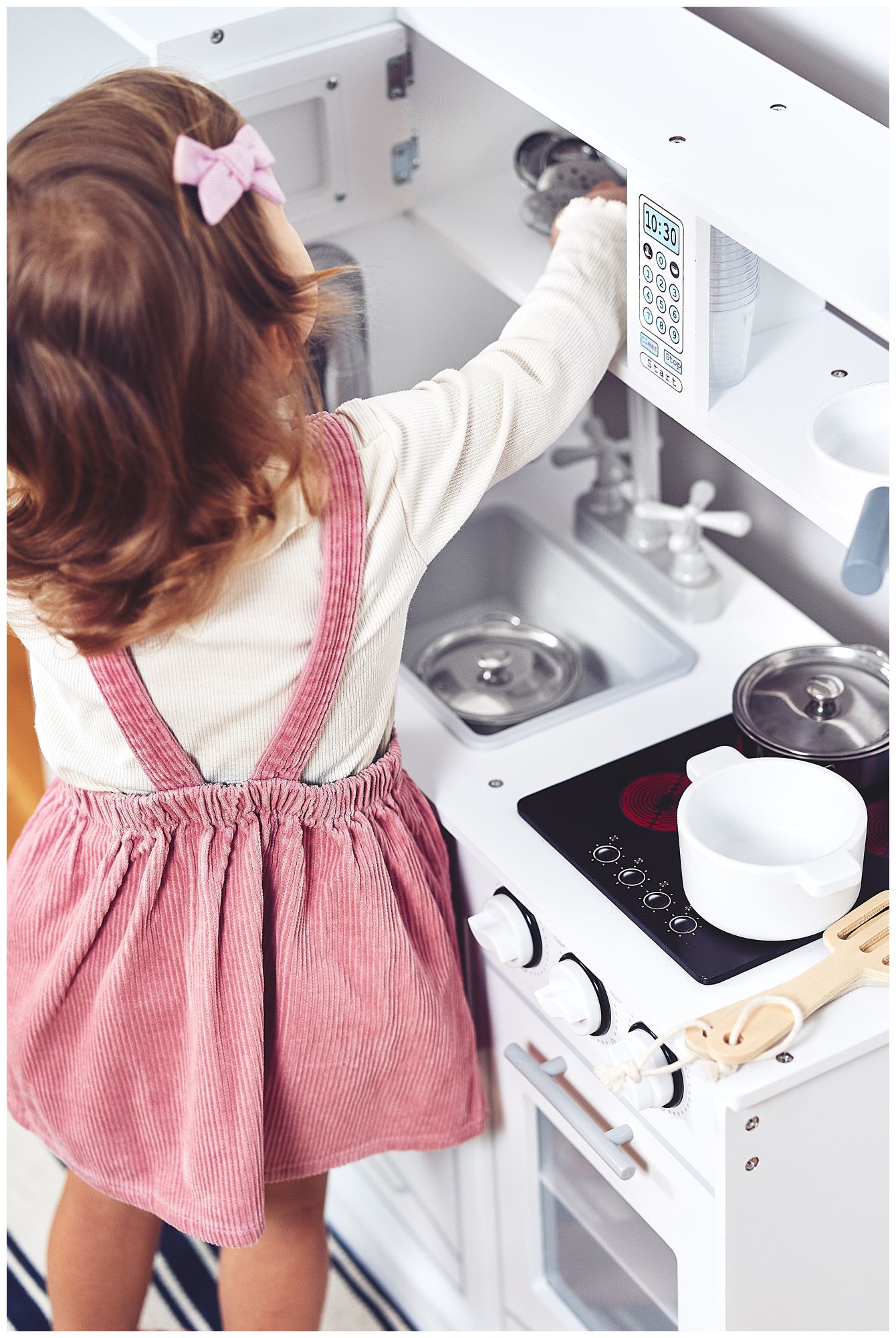 Stort hvidt køkkentilbehør og forklæde i træ