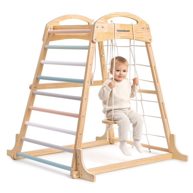 Indendørs legeplads i træ med gynge, gymnastikringe og klatrenet