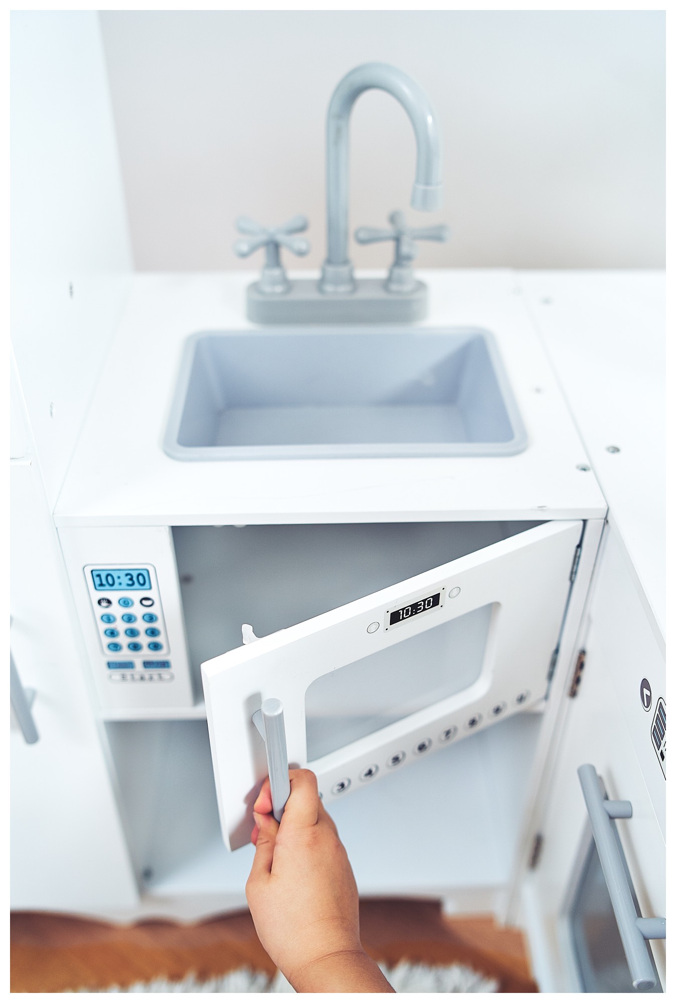 Hjørnekøkken i træ XXXL med køleskab, ovn, vaskemaskine, forklæde og tilbehør