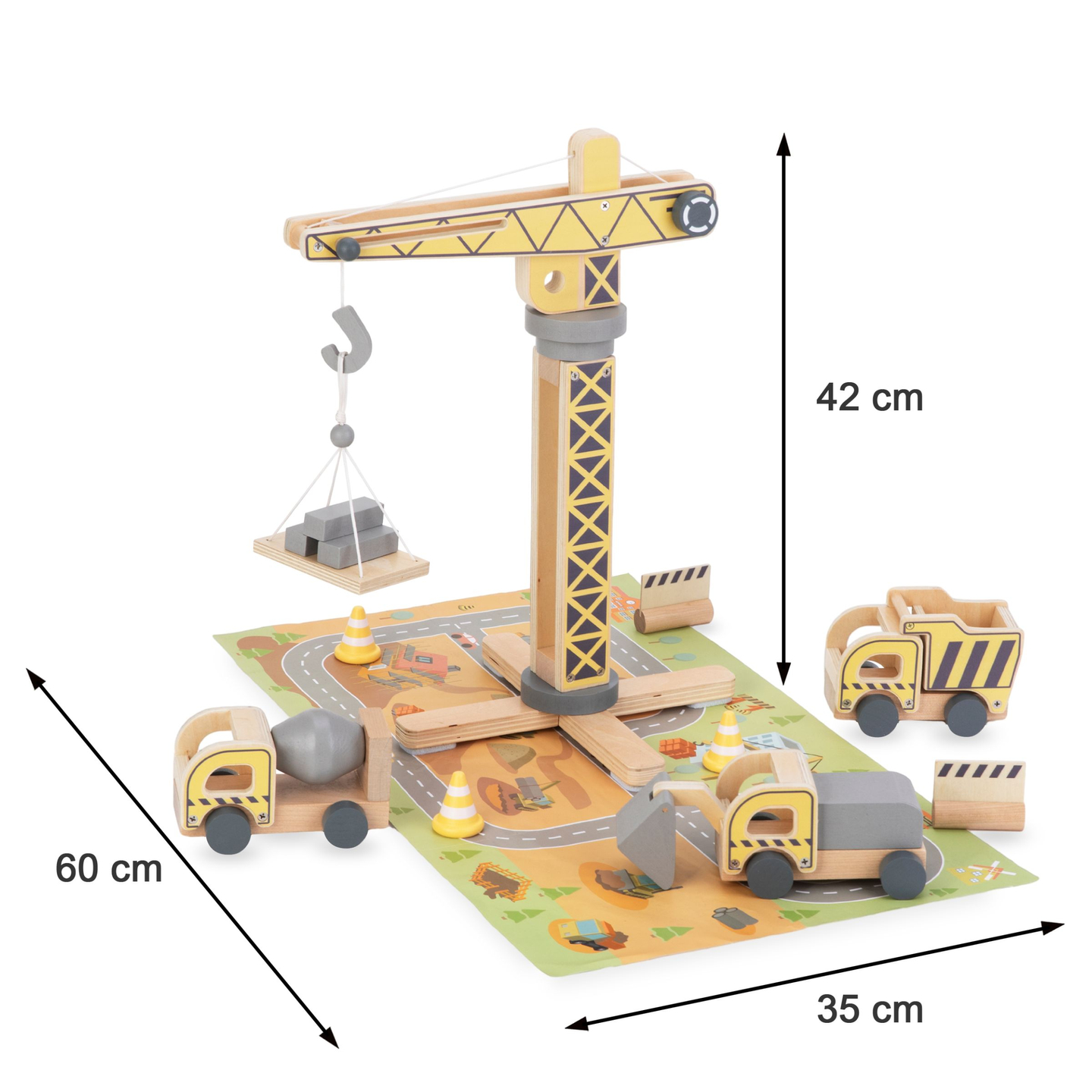 Byggeplads i træ med stor mobilkran og køretøjer, tårnkran