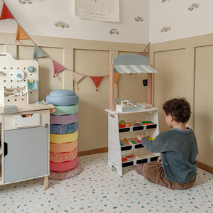 Grøntsagsbutik - træbod med kasser, kasseapparat og terminal 