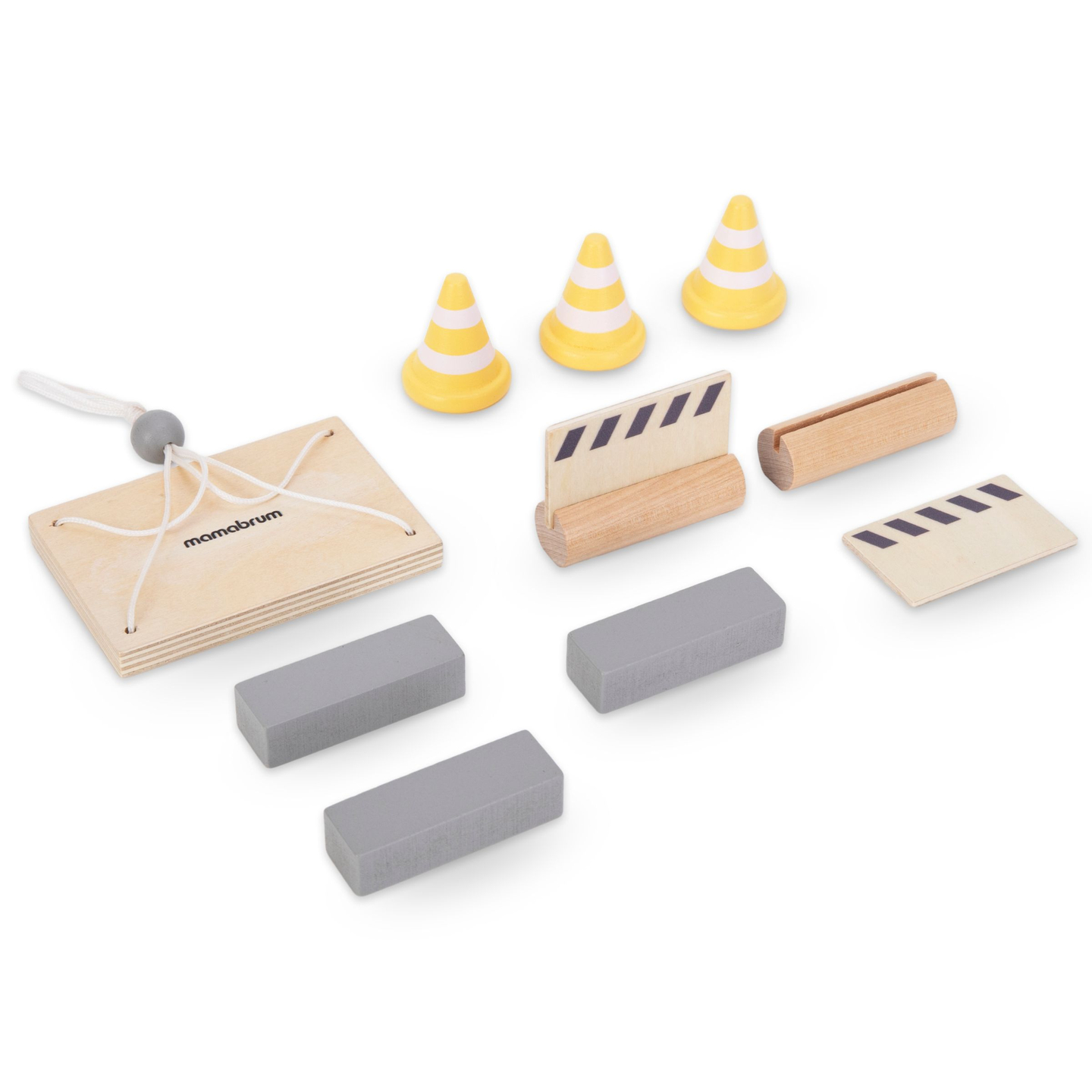 Byggeplads i træ med stor mobilkran og køretøjer, tårnkran