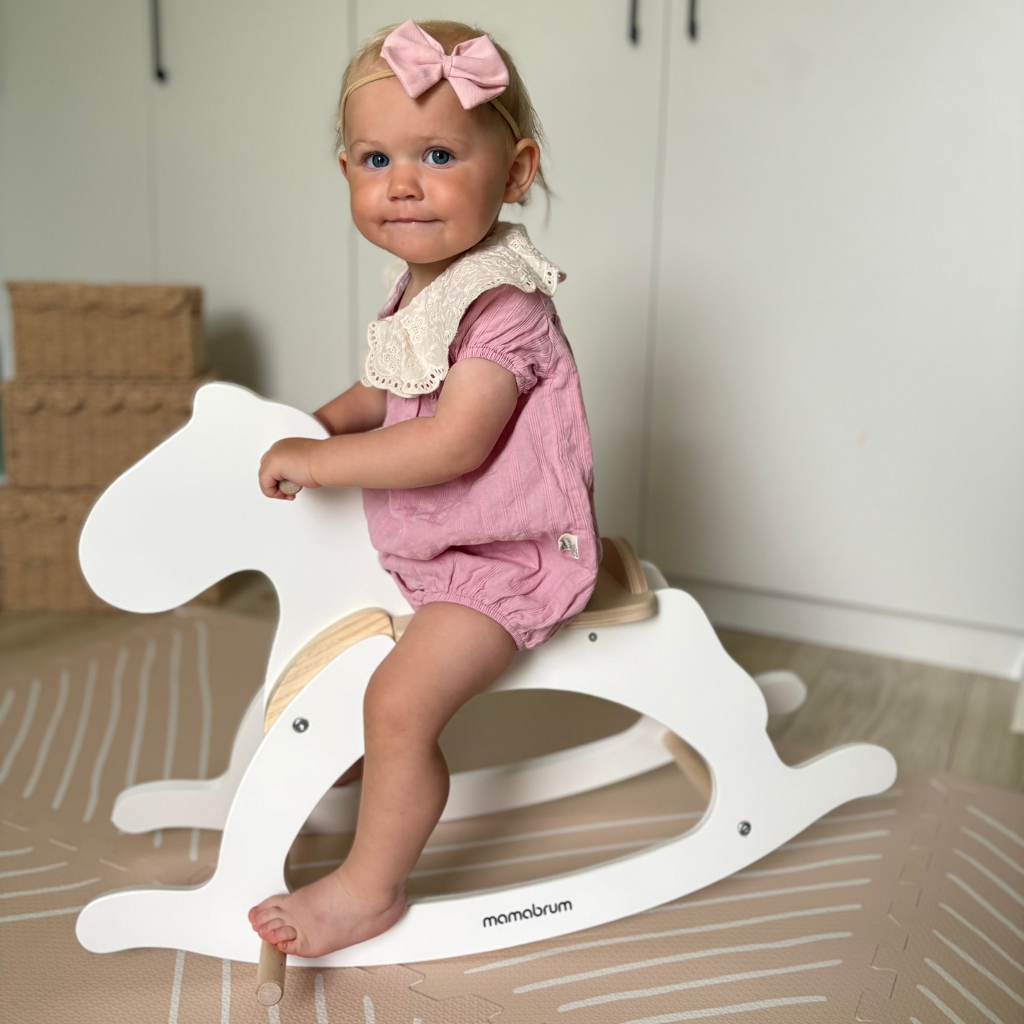 Gyngehest i træ - hvid - fra 12 måneder.