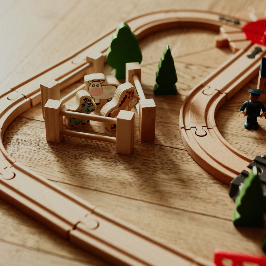 Træjernbane, batteridrevet tog - By: spor, biler, bro, lufthavn