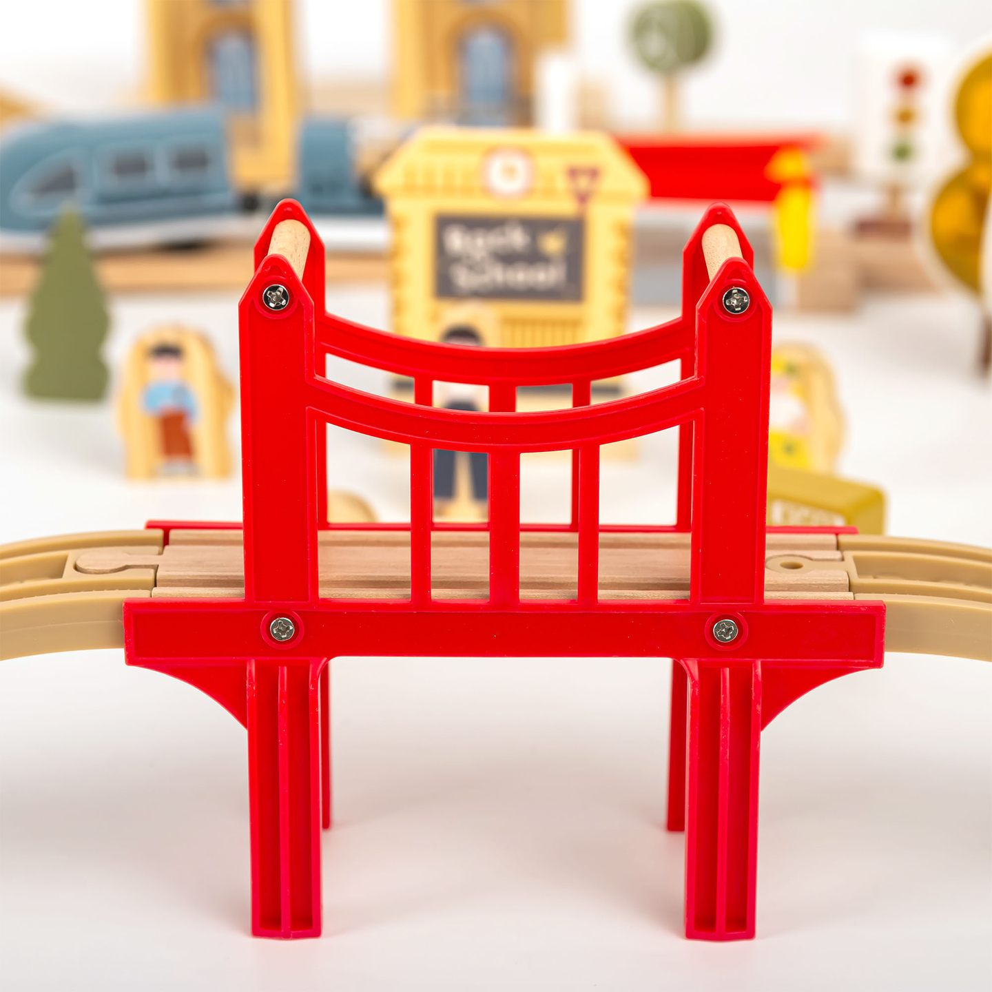 Træbane med elektrisk tog - flyttekran, skib, broer