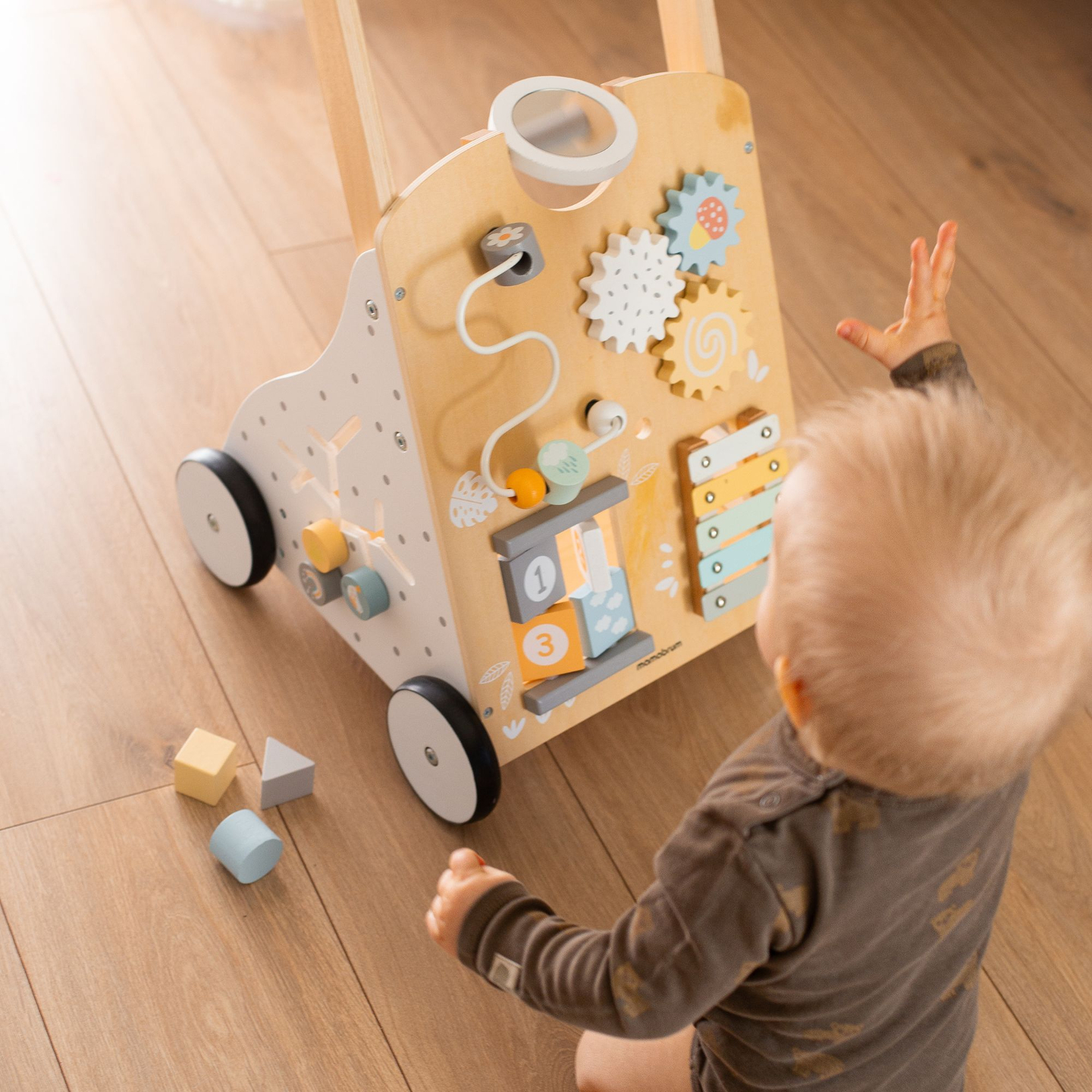 Pædagogisk gåvogn i træ 8i1 / babyskubber - manipulativ tavle