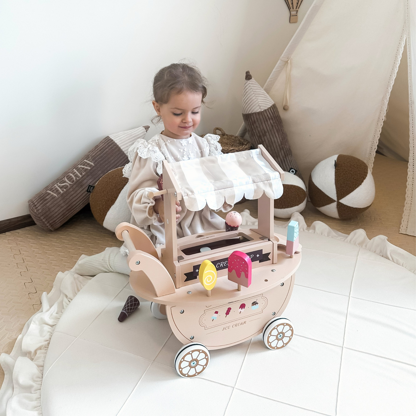 Træisbar til børn - vogn på hjul med tilbehør