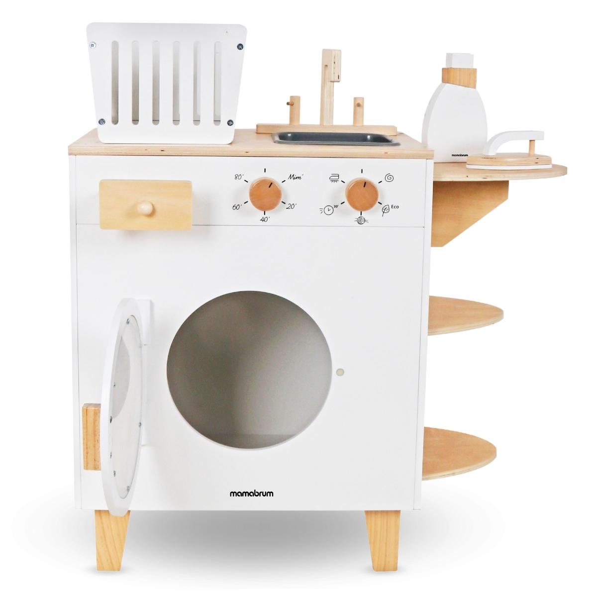 Vaskemaskine i træ med strygejern, kurv og vaskevæske