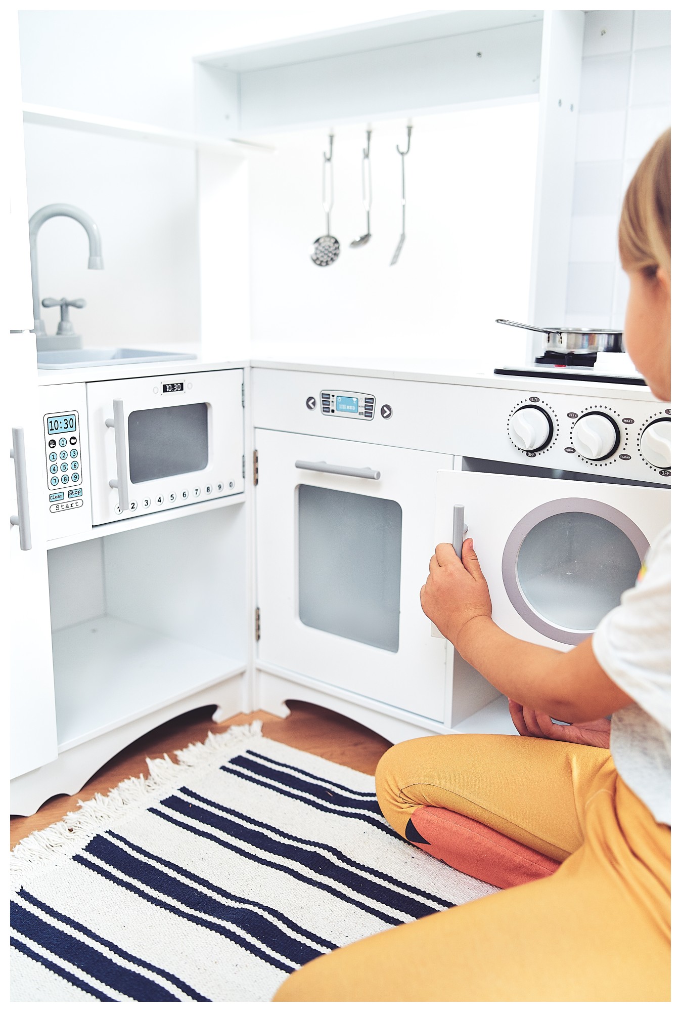 Hjørnekøkken i træ XXXL med køleskab, ovn, vaskemaskine, forklæde og tilbehør