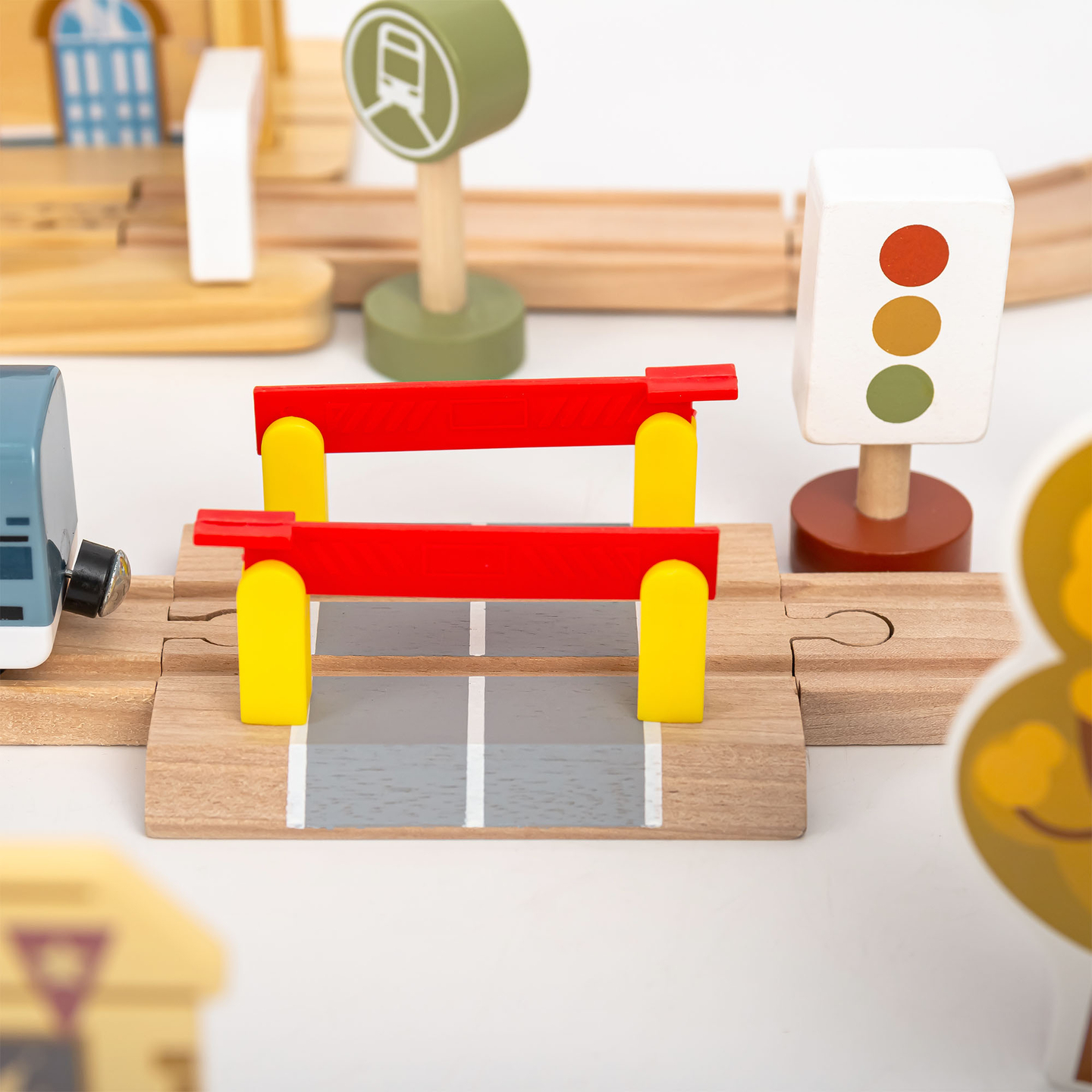 Træbane med elektrisk tog - flyttekran, skib, broer