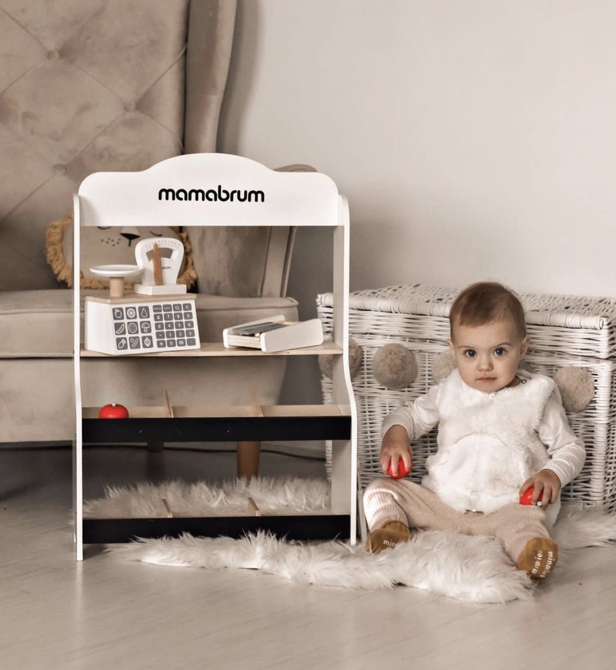 Minimarked - butik med vægte, terminal, betalingskort og frugt