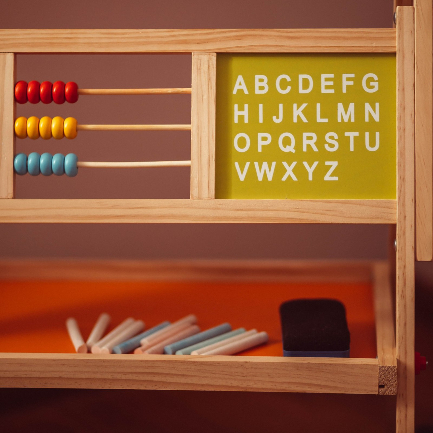 Stor pædagogisk dobbeltsidet tavle: magnetisk og kridttavle - tavle til tør udviskning, træ