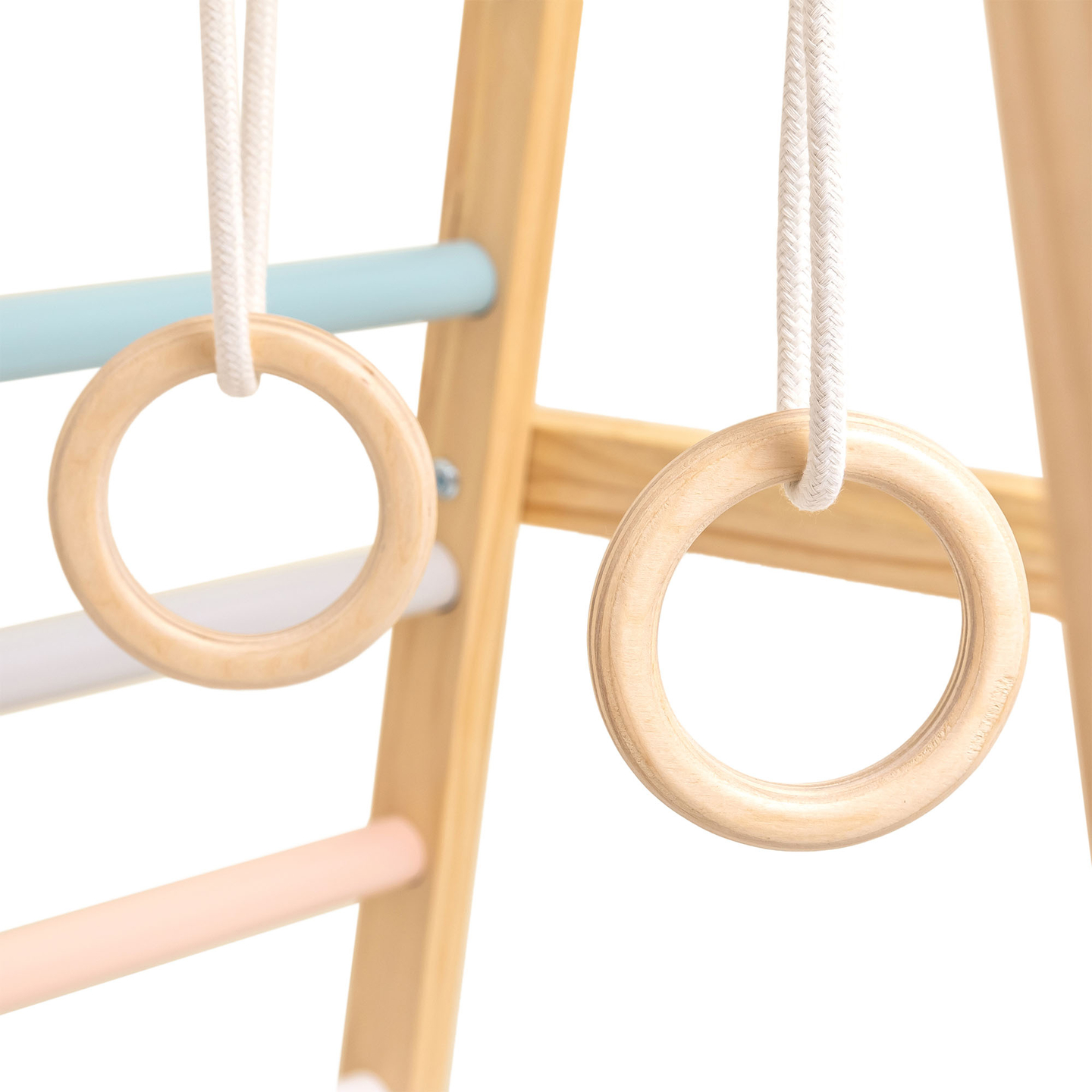 Indendørs legeplads i træ med gynge, gymnastikringe og klatrenet