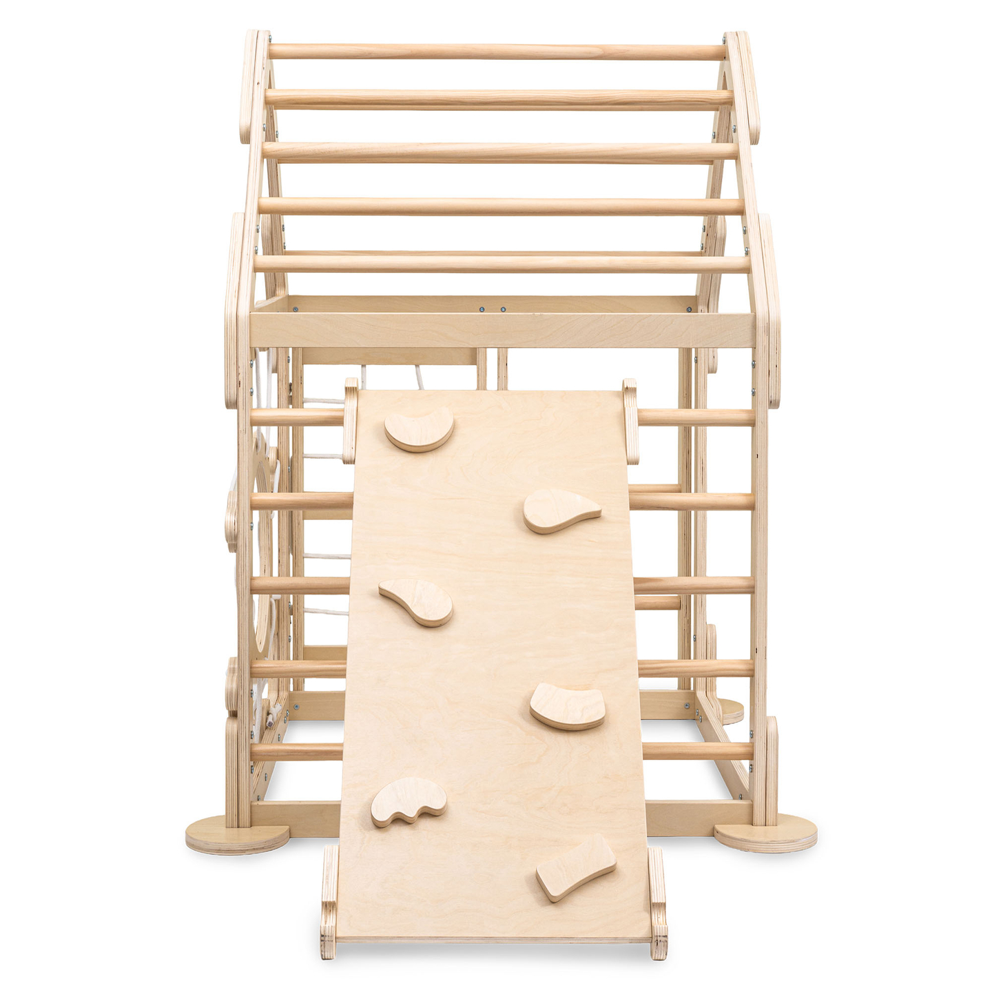 Indendørs trælegeplads til børn - et hus med stiger og rutsjebane