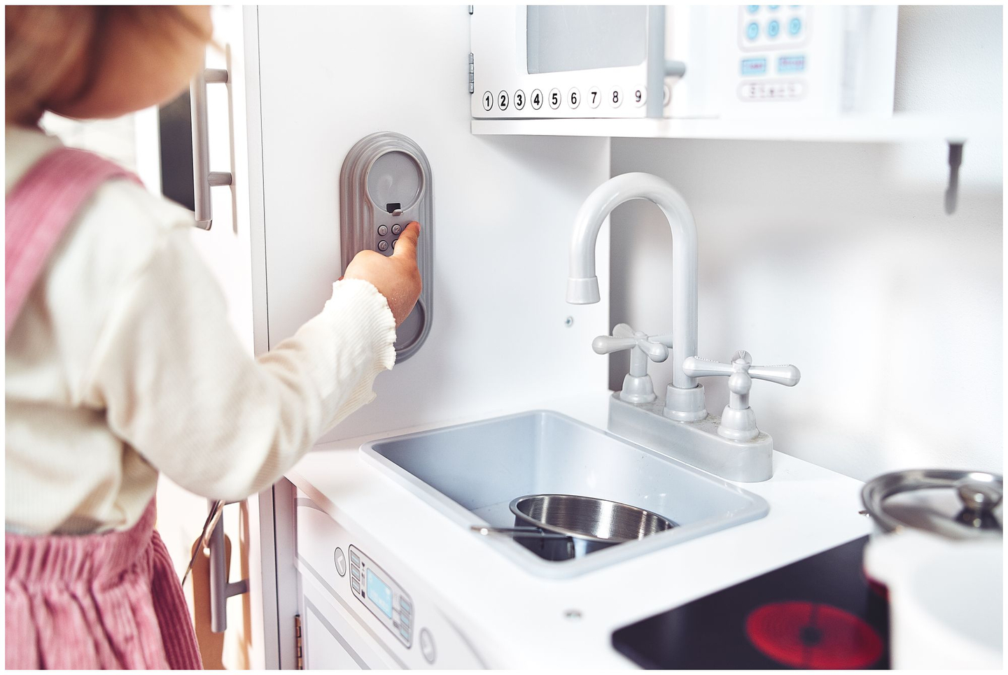 Stort hvidt køkkentilbehør og forklæde i træ