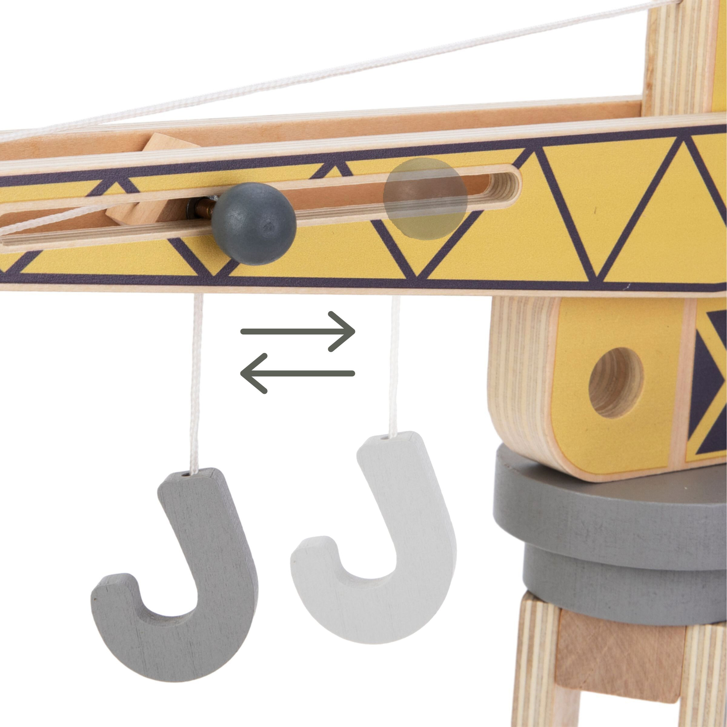 Byggeplads i træ med stor mobilkran og køretøjer, tårnkran