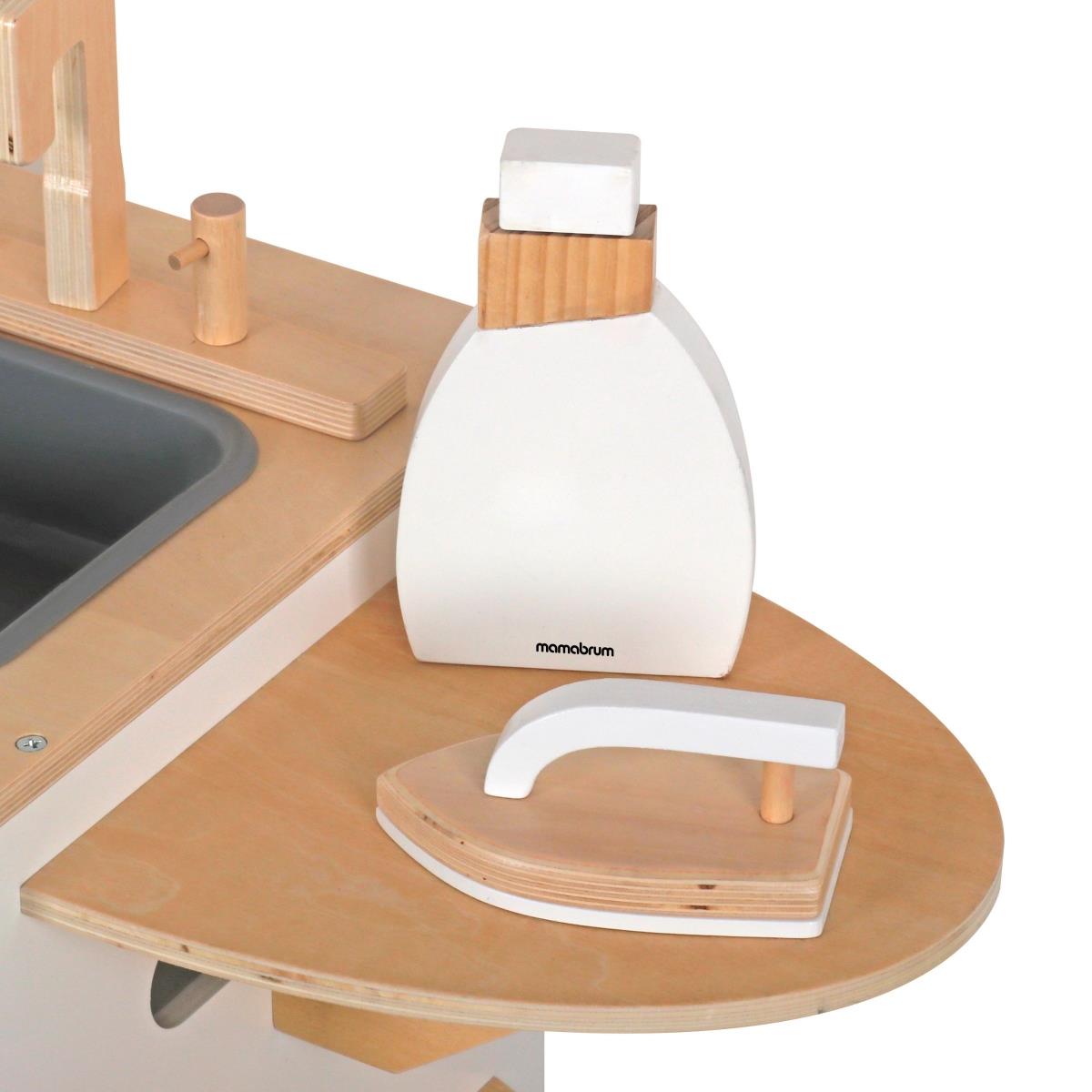 Vaskemaskine i træ med strygejern, kurv og vaskevæske