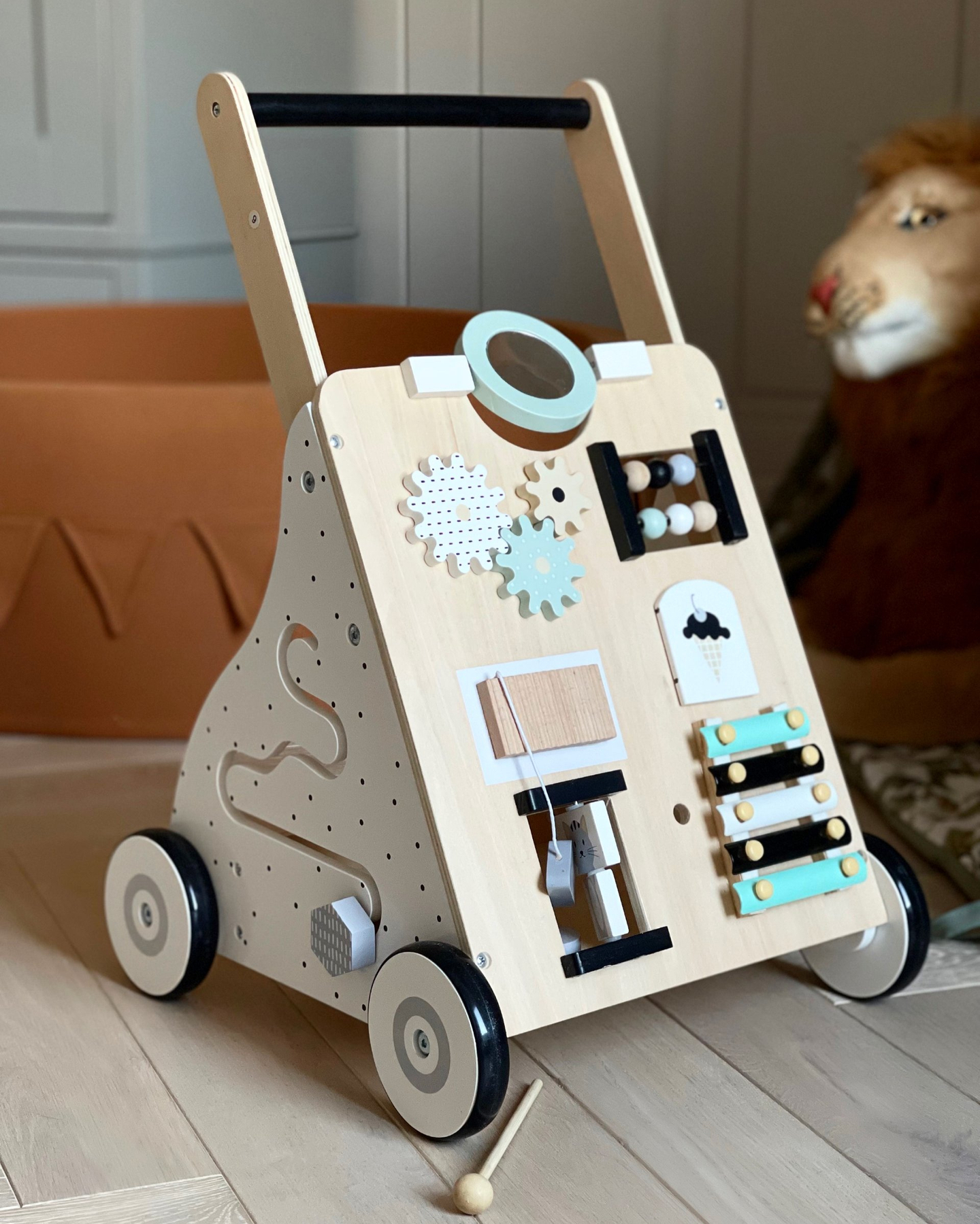 Træ, pædagogisk babywalker / klapvogn - manipulerende bræt