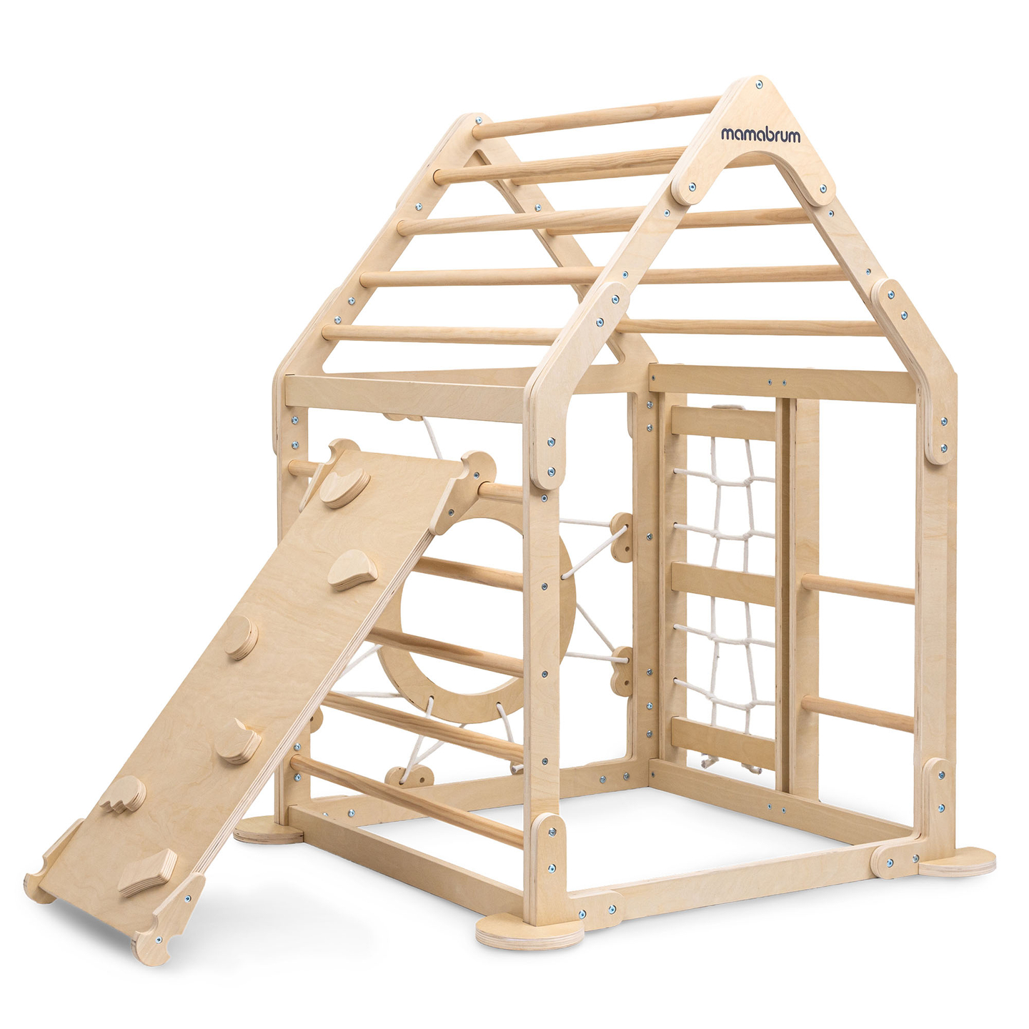 Indendørs trælegeplads til børn - et hus med stiger og rutsjebane