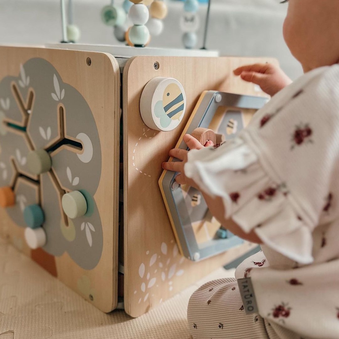 Stor aktivitetsterning i træ med løkke - Montessori