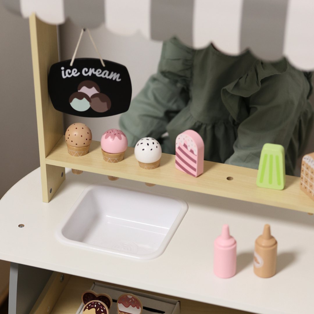 Isbar i træ på hjul - isvogn