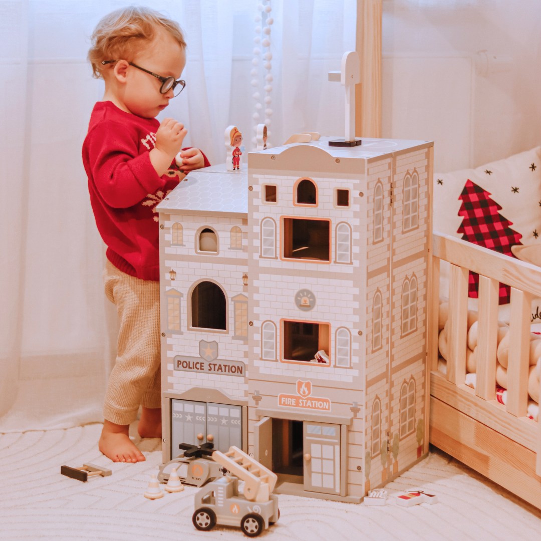 Stor sammenklappelig brandstation med politistation - sæt i træ. Brandstation og politistation med tilbehør.