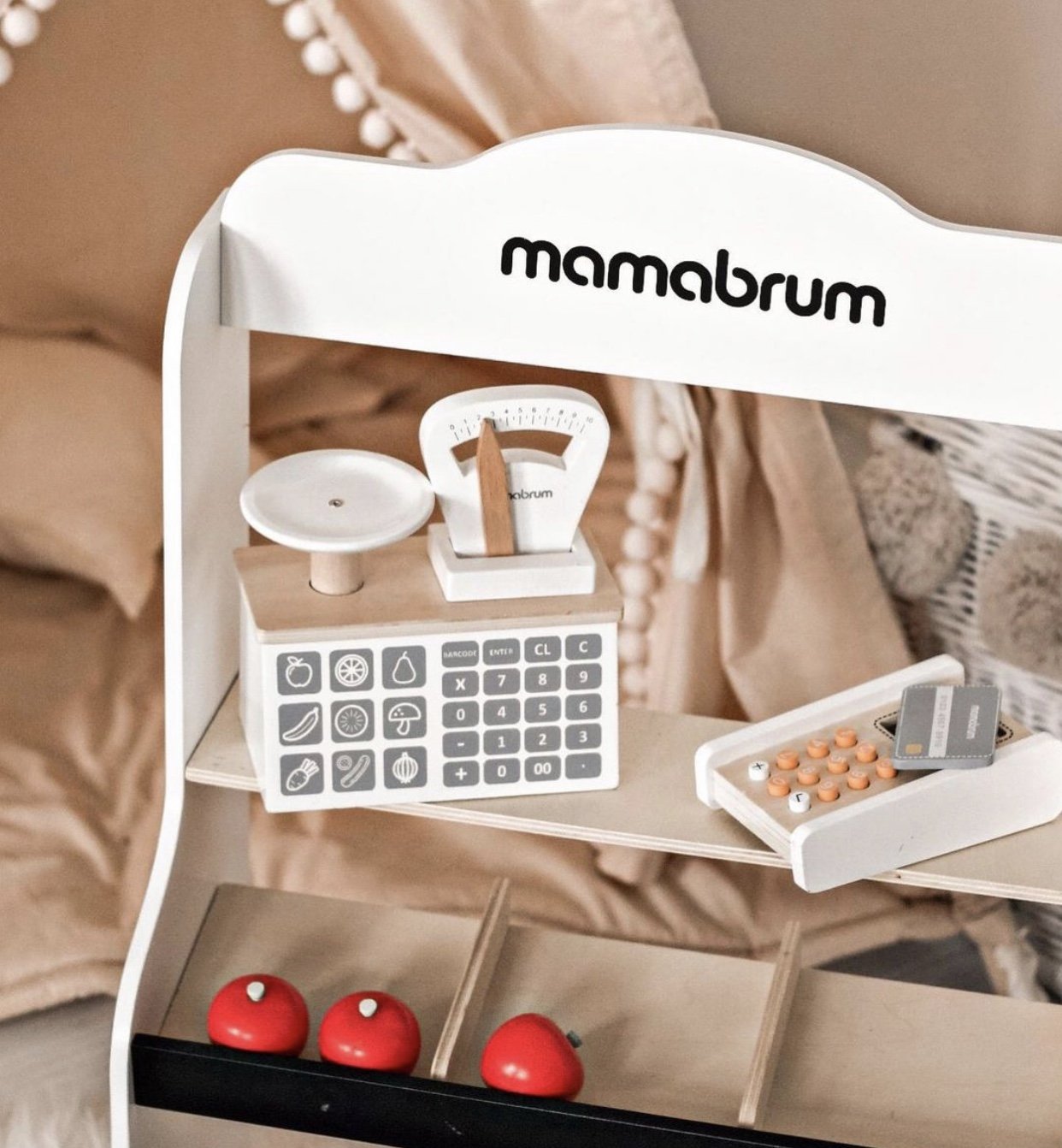 Minimarked - butik med vægte, terminal, betalingskort og frugt