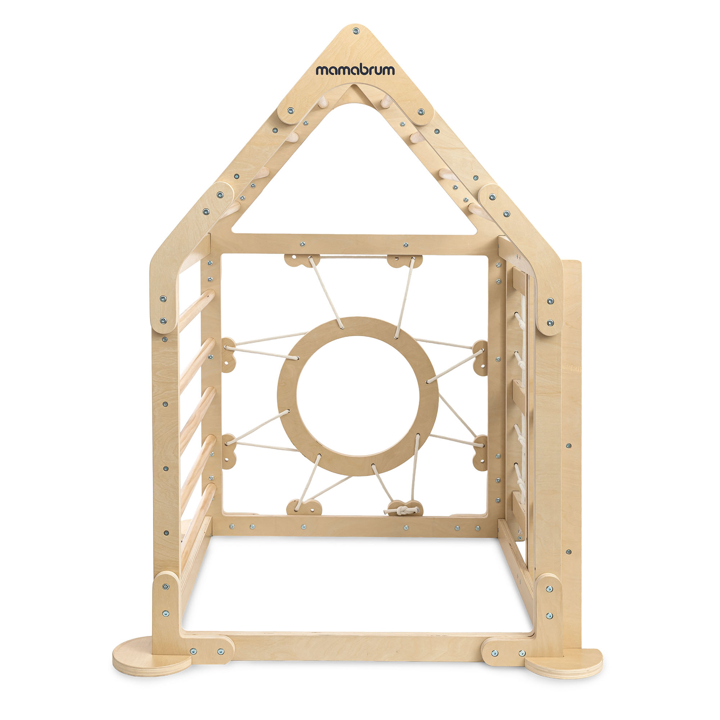 Indendørs trælegeplads til børn - et hus med stiger og rutsjebane