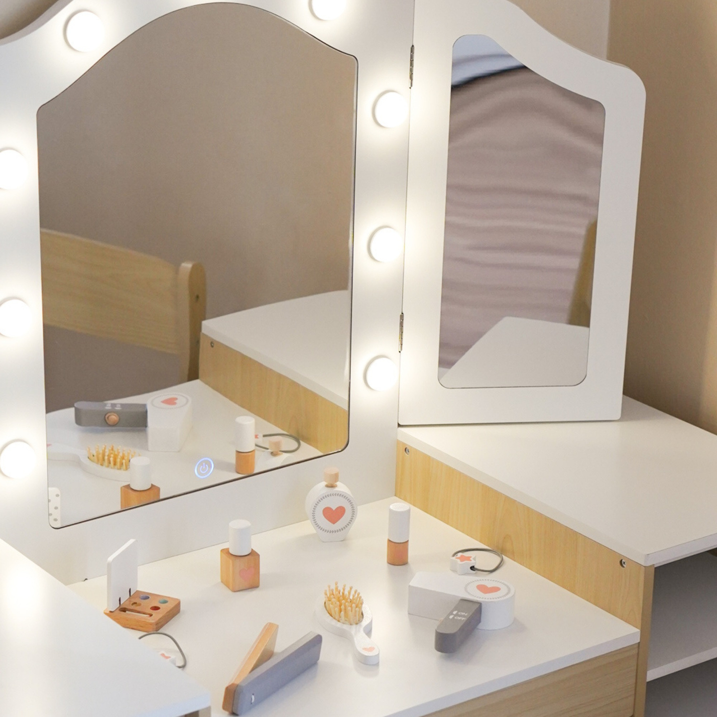 Børnepuslebord i træ med stol, tilbehør og LED-belysning