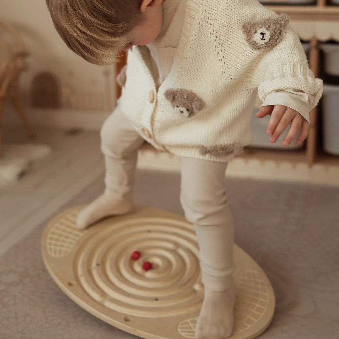 Balancebræt i træ med labyrint og bolde - balancevippe